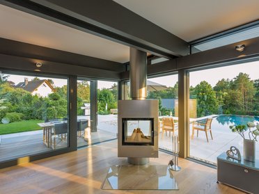 Helles Interieur eines Architektenhauses mit Garten und Pool