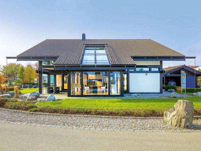 Elegantes Haus mit Glasfront und gepflegtem Außenbereich