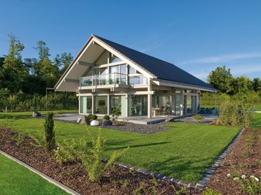Stilvolle Architektur mit großzügigen Fensterfronten und gepflegtem Außenbereich