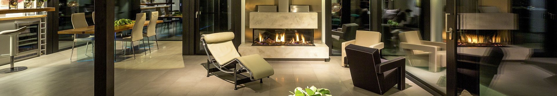 Moderne Wohnlandschaft mit Kamin und Glasschyfen Elegantes Wohnzimmer mit Kamin und moderner Einrichtung.