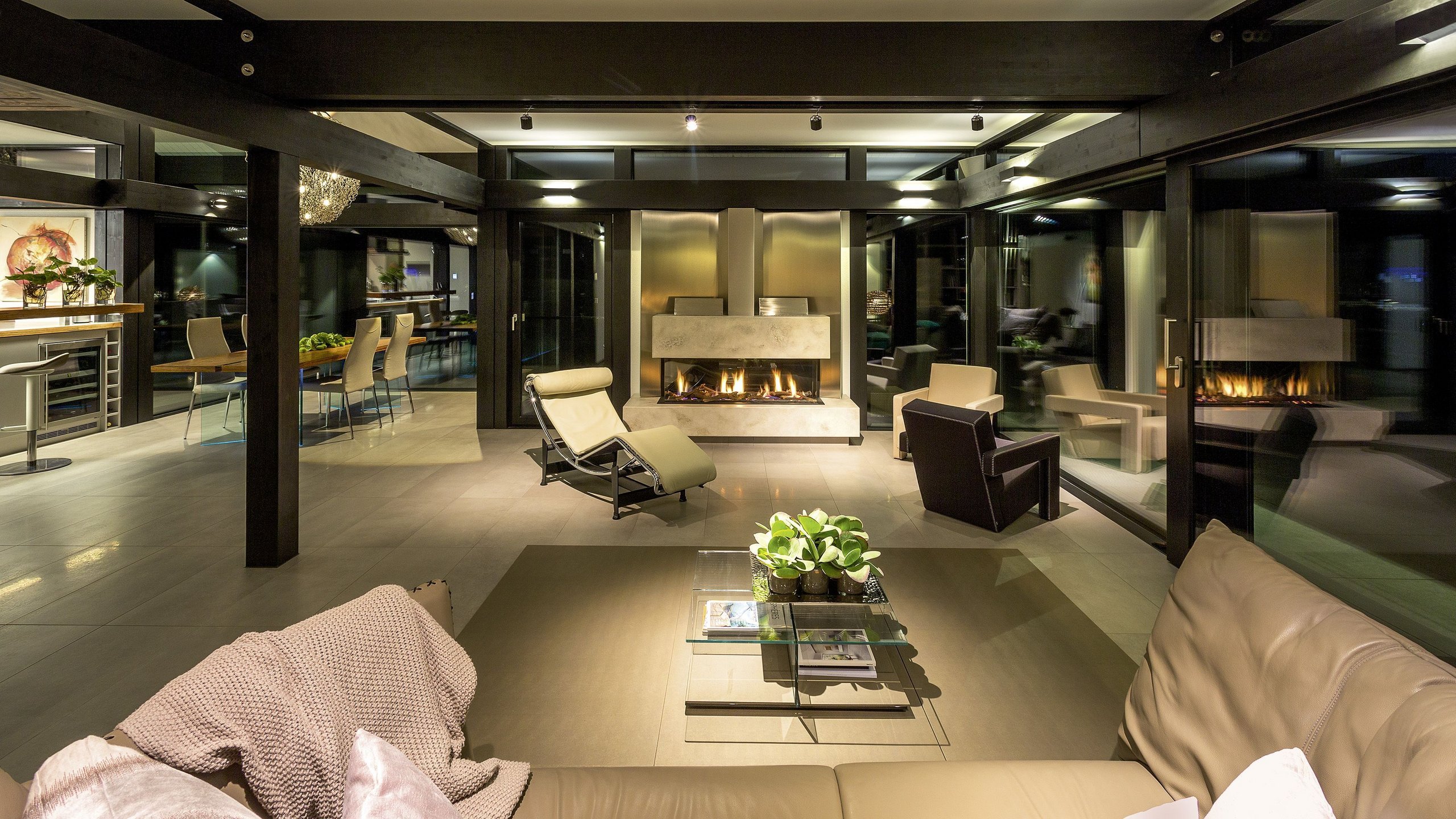 Elegantes Wohnzimmer mit Kamin und moderner Einrichtung.