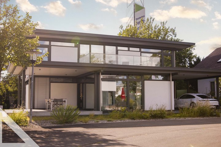 Haus mit interessanter Fassadengestaltung und Garten