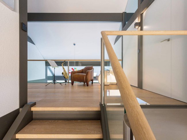 Moderne Fachwerkhaus-Interieur mit viel Tageslicht Offenes Wohnkonzept in einem HUF Haus mit designorientierter Einrichtung