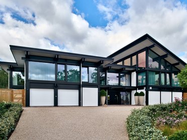 Ein hochwertiges Haus mit modernem Design und großflächigen Fenstern