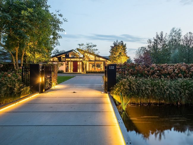 Bungalow in traumhafter Landschaft mit Bäumen, Wiesen und Wasserwegen