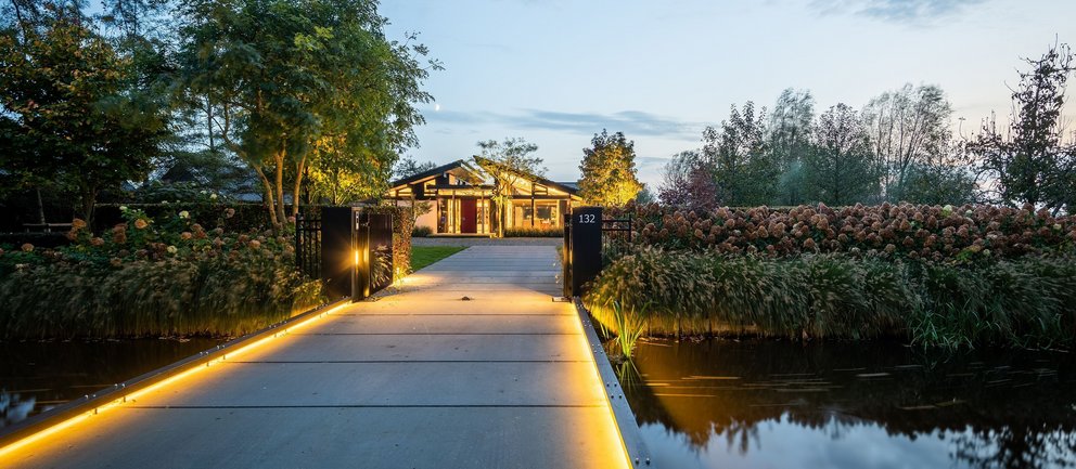 Bungalow in traumhafter Landschaft mit Bäumen, Wiesen und Wasserwegen