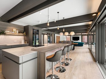 HUF Haus: elegante, moderne Küche mit Bar und viel Licht