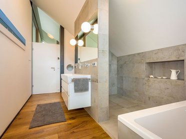 Gemütliches Badezimmer in einem architektonisch gestalteten Familienhaus