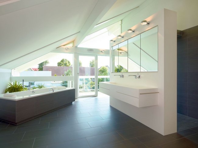 Modernes Badezimmer im HUF HAUS ART 4 Helles Badezimmer mit Badewanne und großer Fensterfront im HUF HAUS ART 4