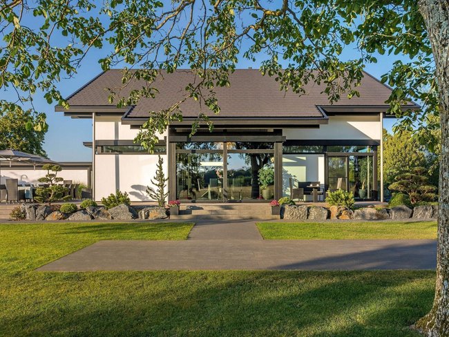 Moderne Architektur mit stilvollem Design Ein modernes Haus mit großen Fenstern und gepflegtem Außenbereich