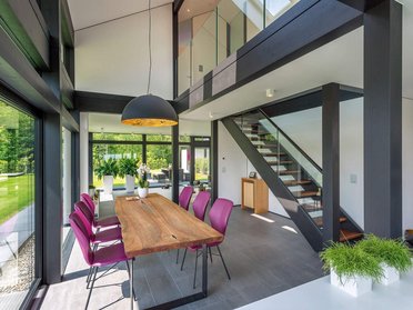 Elegantes Familienhaus mit moderner Gestaltung und Holzdetails