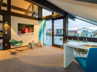 Elegantes Zimmer mit modernen Möbeln und großem Fenster
