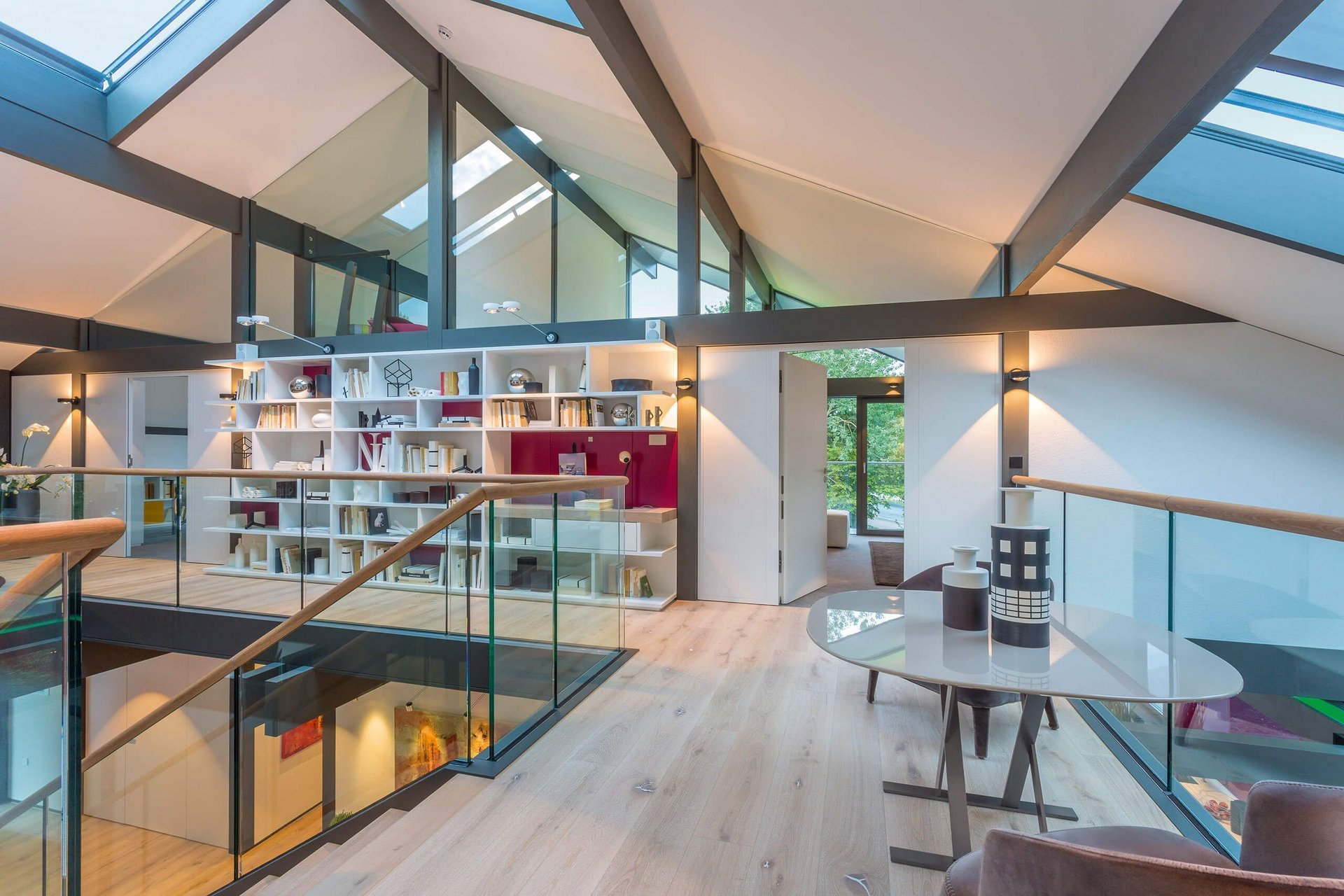 Modernes Wohnambiente mit offener Raumgestaltung Helles und modernes Loft mit Holzfußboden und Glasgeländer