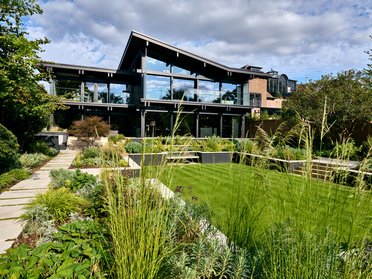 Innovatives HUF Haus mit hochwertiger Ausstattung und Gartenlandschaft