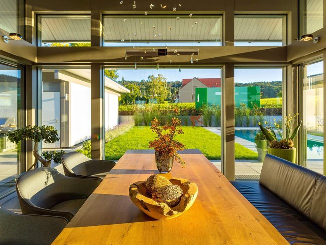 Ein eleganter Wohnbereich mit Blick ins Freie und modernem Ambiente.