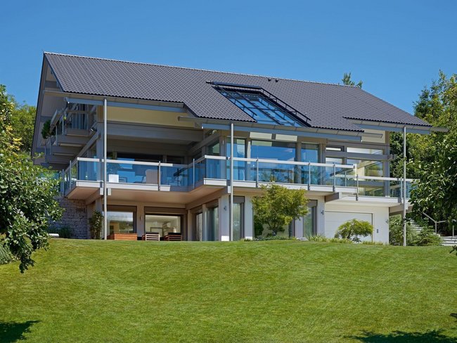 Exklusives Architektenhaus in moderner Fachwerkbauweise auf grünem Grundstück