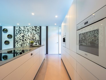Lichtdurchflutetes Architektenhaus mit moderner Küche Moderne, helle Küche mit eleganten Möbeln und Ausstattung