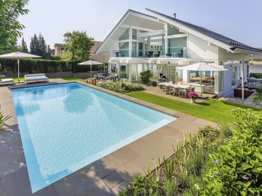 Moderne Fachwerk-Villa mit Pool und schönem Gartenbereich