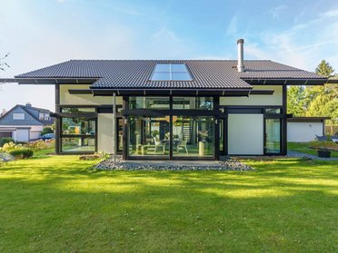 Gemütliches Familienhaus mit ausgewählten Möbeln und Designklassikern