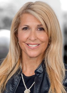 Porträt einer Frau mit blonden Haaren und Perlenkette Régine Meyer
