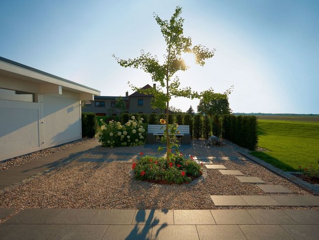 Fachwerkhaus HUF HAUS ART 4 im Garten Landschaftsansicht mit Fachwerkhaus und Garten im Sonnenlicht