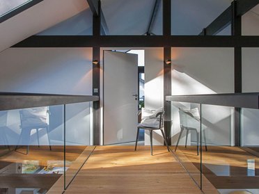 Gemütliches Familienhaus mit markanter Fachwerkarchitektur und eleganten Möbeln.