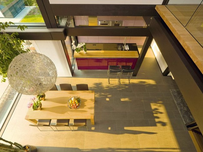Luftaufnahme eines eleganten modernen Architektenhauses mit Essbereich