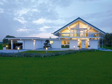 HUF HAUS ART 4 - Modernes Fachwerkhaus bei Nacht Schönes Fachwerkhaus mit beleuchteten Elementen und Garten