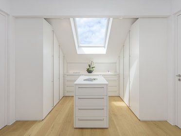 Modernes Schlafzimmer mit weißem Mobiliar und Skylight
