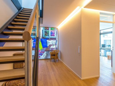 Eingangsbereich eines Architektenhauses mit Treppe und Kunstwerk