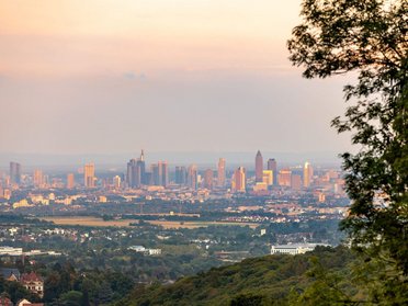 Blick auf die Skyline von Frankfurt mit neuem Giebel