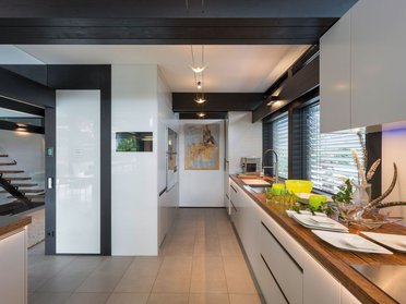Moderne Küche in einem transparenten Fachwerkhaus Helle Küche mit Holz- und Glaselementen in einem Traumhaus