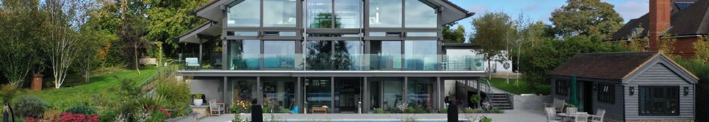 Moderne Villa mit Pool und Garten Elegante Architektur eines Hauses mit Glasfronten und Gartenlandschaft