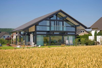 Architektenhaus mit großem Garten und moderner Architektur