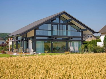 Architektenhaus mit großem Garten und moderner Architektur
