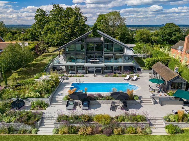 Exklusive Architektur mit Gartenlandscaping und Schwimmbad