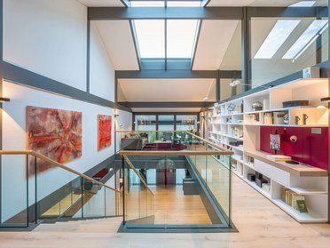 Stilvolles Treppenhaus mit Galerie und modernen Kunstwerken