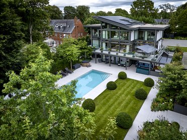 Elegantes HUF Haus mit Schwimmbad und gepflegtem Garten