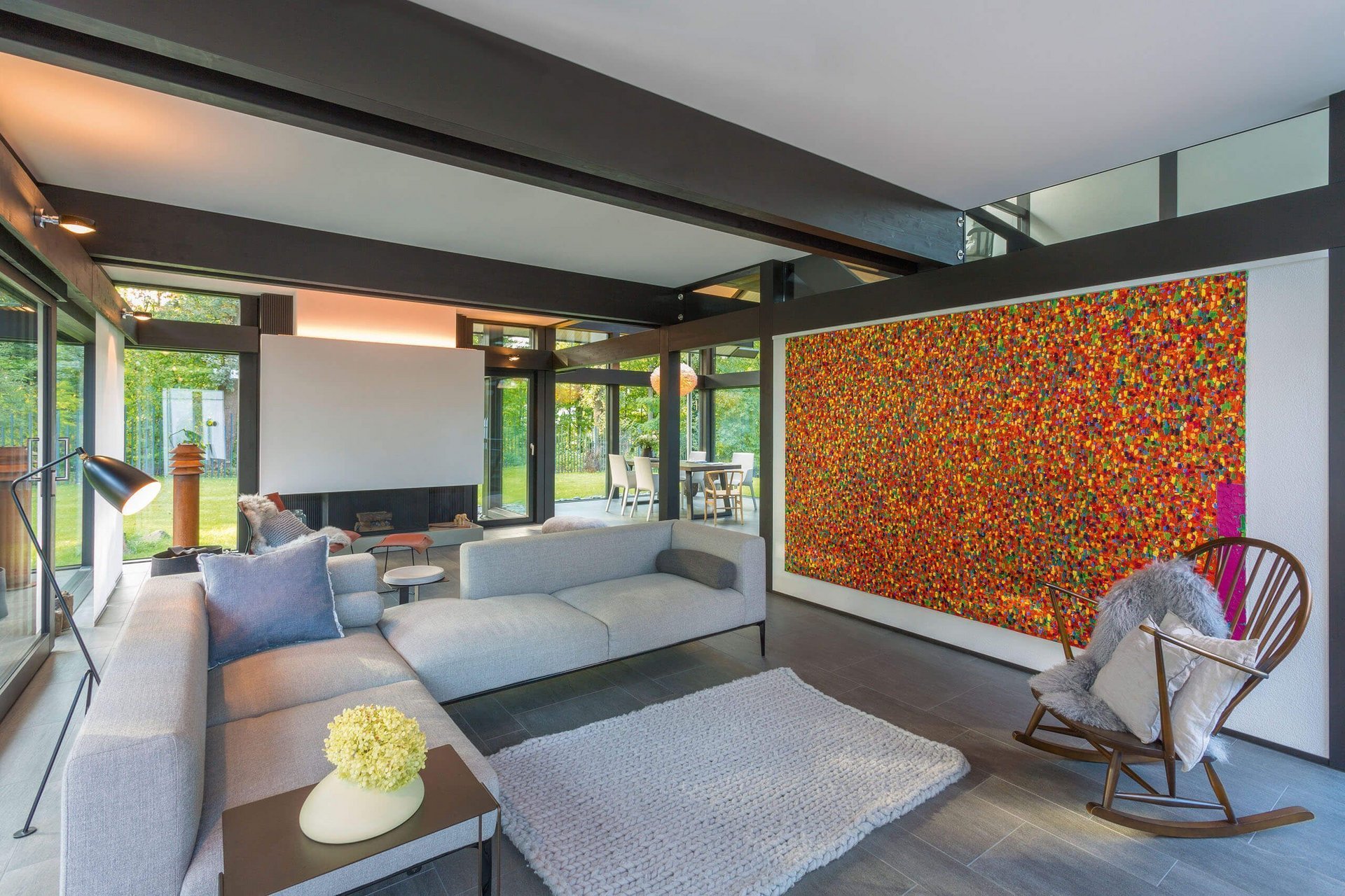 Helles, modernes Wohnzimmer mit Sofa, Kunstwerk und viel natürlichem Licht