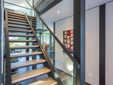 Innenansicht mit Treppe und moderner Architektur