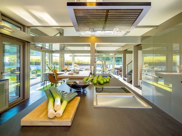 Moderne Küche mit Blick auf die Landschaft im HUF Haus
