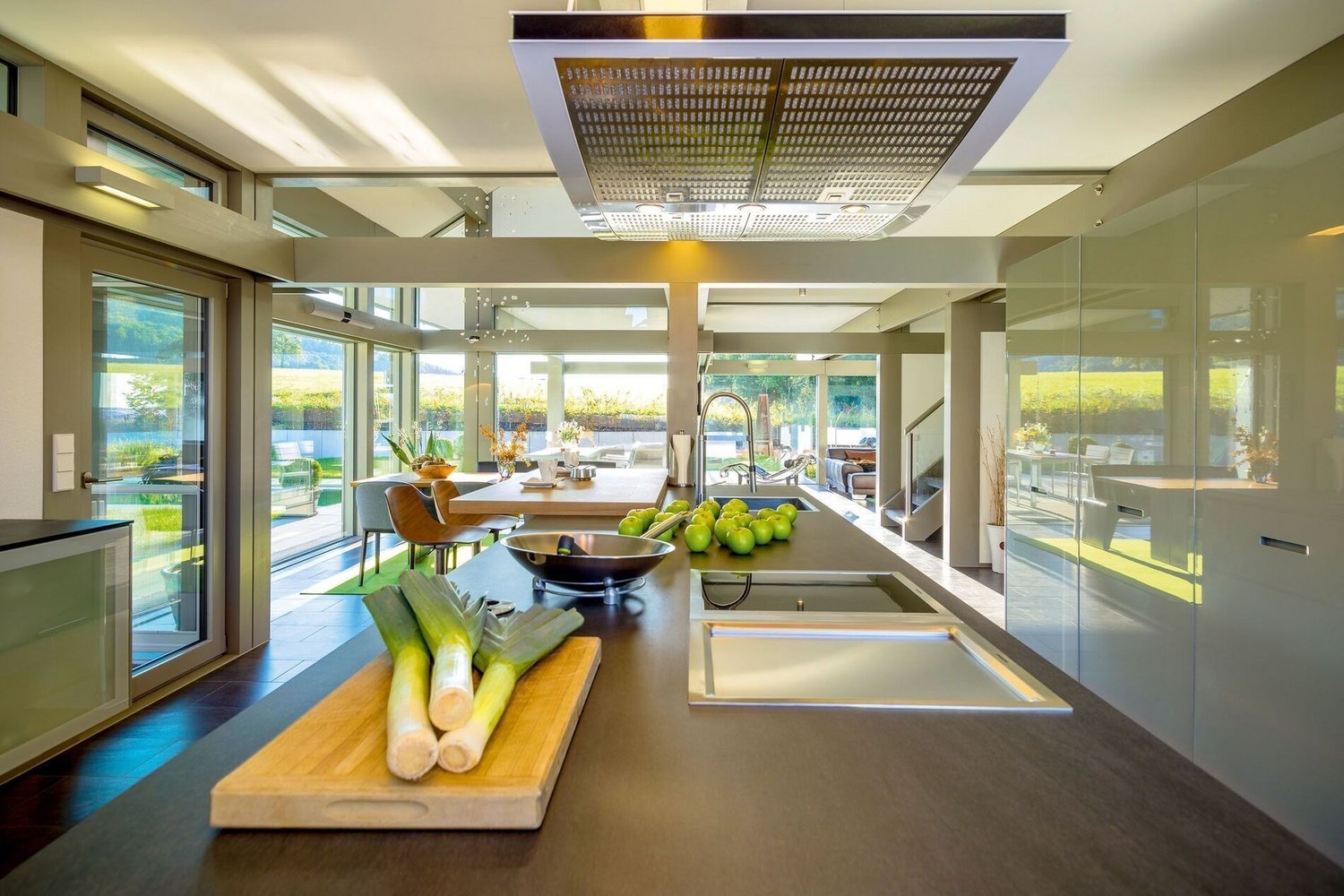 Moderne Küche mit Blick auf die Landschaft im HUF Haus