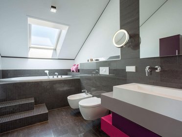 Moderne Badezimmerarchitektur mit Design-Elementen Elegantes Badezimmer mit Badewanne, Bidet und stilvollem Waschbecken