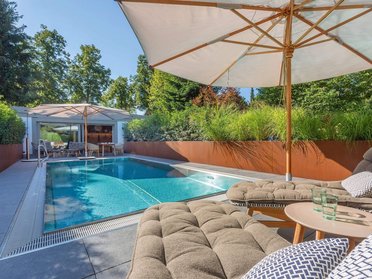 HUF Haus mit Anbau und Poolhaus Schöne Terrasse mit Pool und modernem Gartenbereich