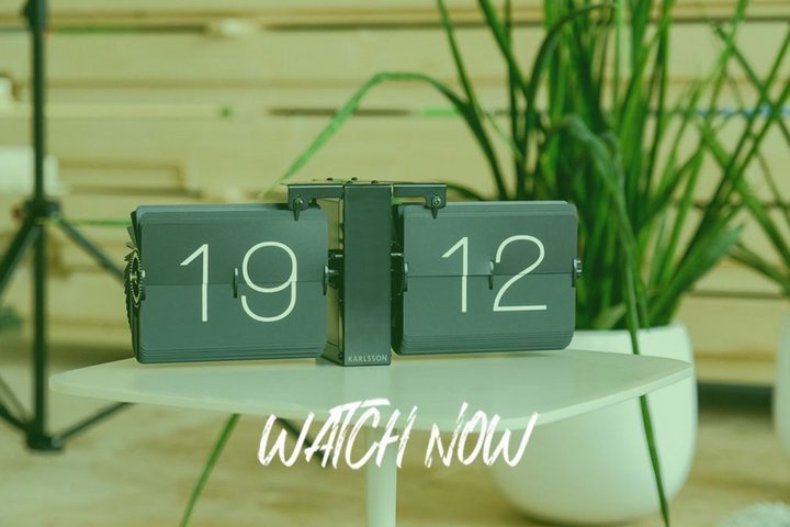 Jubiläumskalender 110 Jahre HUF HAUS Ein Countdown-Uhrzeit auf einem Tisch, dekoriert mit Pflanzen