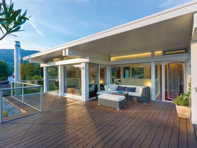 Elegante Terrasse mit klarer, zeitloser Architektur und Aussicht