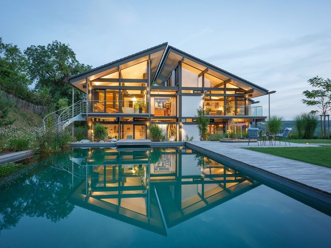 Luxuriöses Premiumhaus mit Garten und Wasserreflexion
