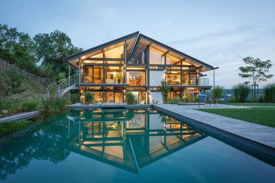 Luxuriöses Premiumhaus mit Garten und Wasserreflexion