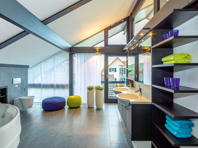 Helles Badezimmer mit großen Fenstern und eleganten Möbeln