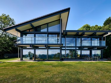 HUF Haus am Meer, modernes Designhaus Stilvolles HUF Haus am Meer mit großen Glasfenstern und Garten